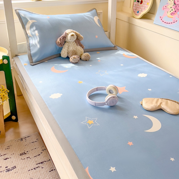 91家纺网 家纺一手货源 找家纺 富馨莱 2025新款学生平铺款冰藤印花凉席A类抗菌冰丝席支持定制尺寸 星空