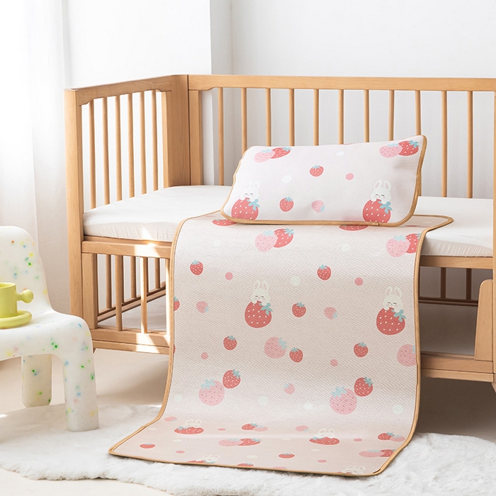 91家纺网 家纺一手货源 找家纺 嗨生活 2025新款古藤席冰丝席双面可用儿童凉席幼儿园凉席双面凉感 清凉熟睡凉席 草莓兔