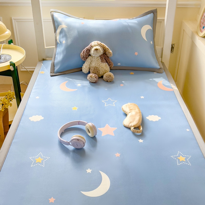 91家纺网 家纺一手货源 找家纺 富馨莱 2025新款学生平铺款冰藤印花凉席A类抗菌冰丝席支持定制尺寸 星空