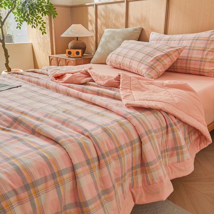 91家纺网 家纺一手货源 找家纺 伊人坊 2025新款A类无印风水洗棉新疆棉花夏被 简兮-粉