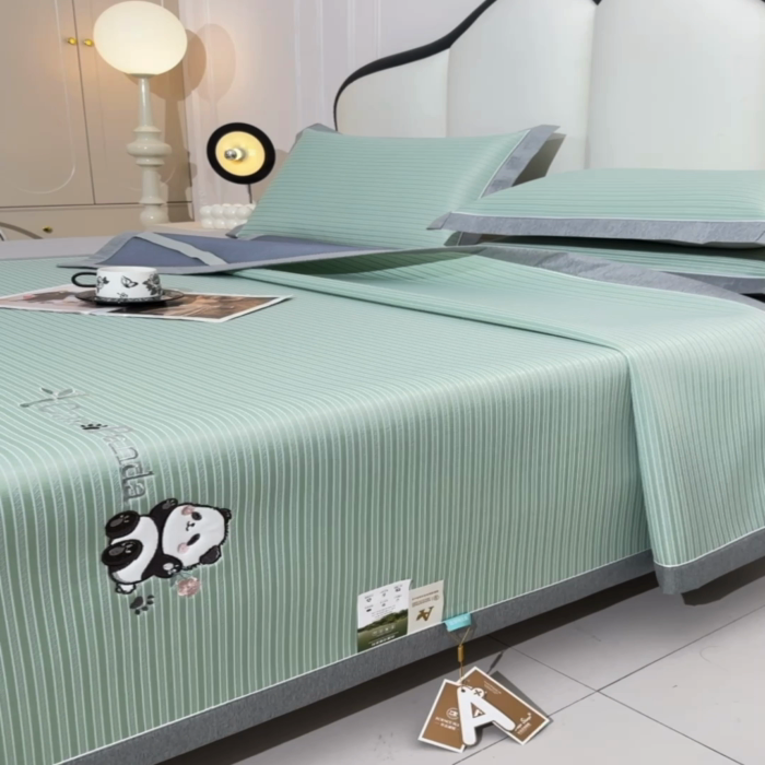 91家纺网 家纺一手货源 找家纺 小牛席业 2025新款经典条纹熊猫凉感冰丝席凉席席子 系列 绿色