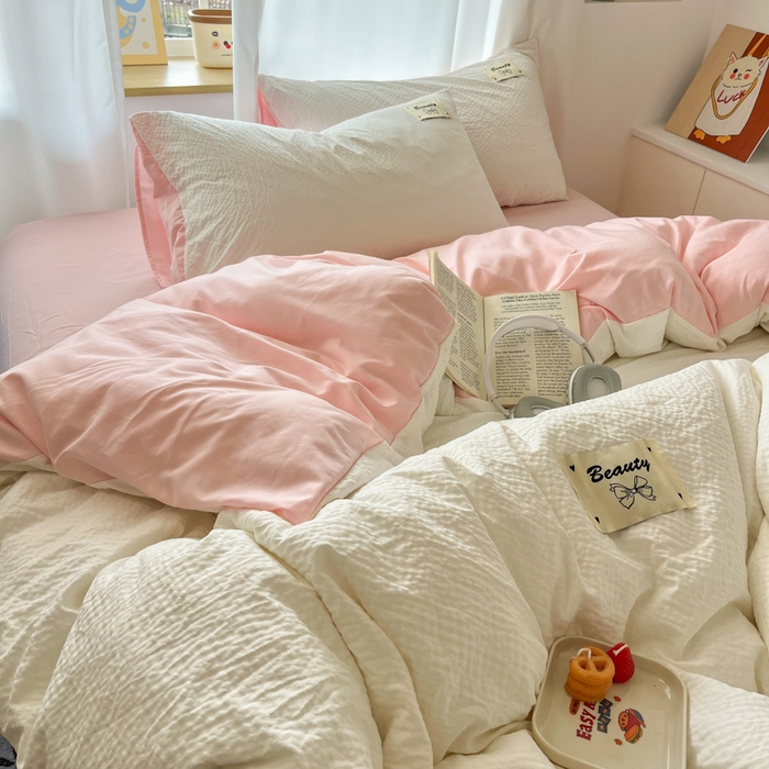 91家纺网 家纺一手货源 找家纺 桃心家居 2025新款A类韩系亲肤软糯甜格泡泡水洗棉撞色奶呼呼织标蝴蝶少女四件套 泡泡水洗棉-甜格白粉