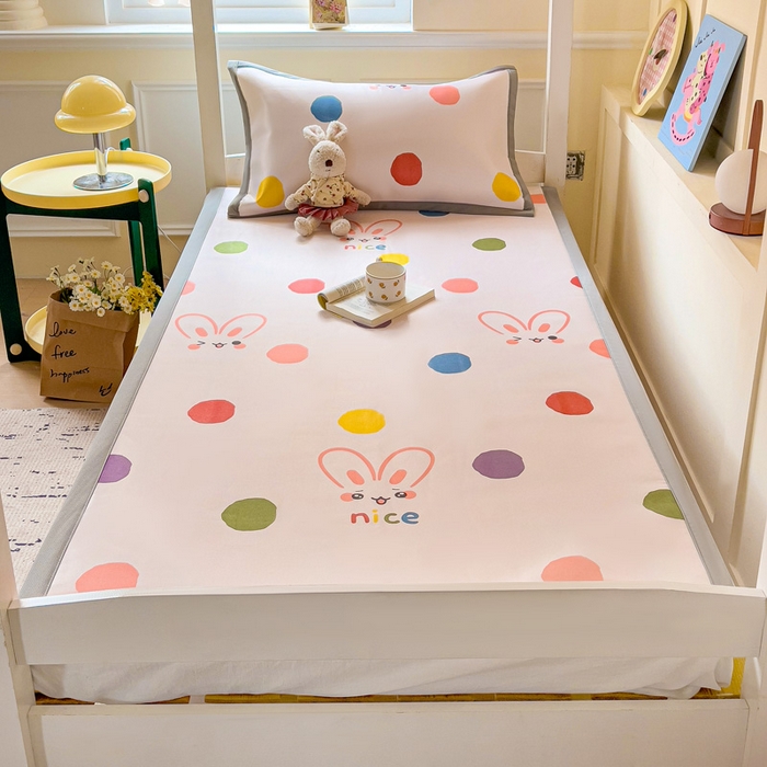 91家纺网 家纺一手货源 找家纺 富馨莱 2025新款学生平铺款冰藤印花凉席A类抗菌冰丝席支持定制尺寸 圆点兔兔