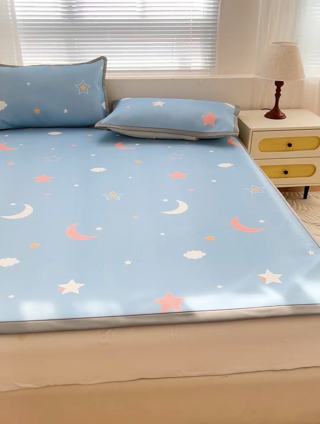 91家纺网 家纺一手货源 找家纺 富馨莱 2025新款平铺款冰藤印花凉席A类抗菌冰丝席支持定制尺寸 星空