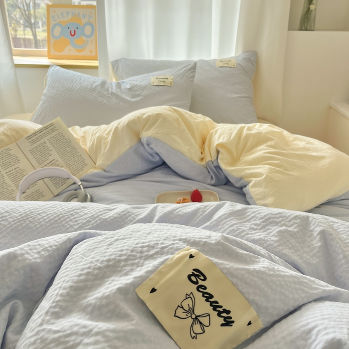 91家纺网 家纺一手货源 找家纺 桃心家居 2025新款A类韩系亲肤软糯甜格泡泡水洗棉撞色奶呼呼织标蝴蝶少女四件套 泡泡水洗棉-A甜格蓝黄