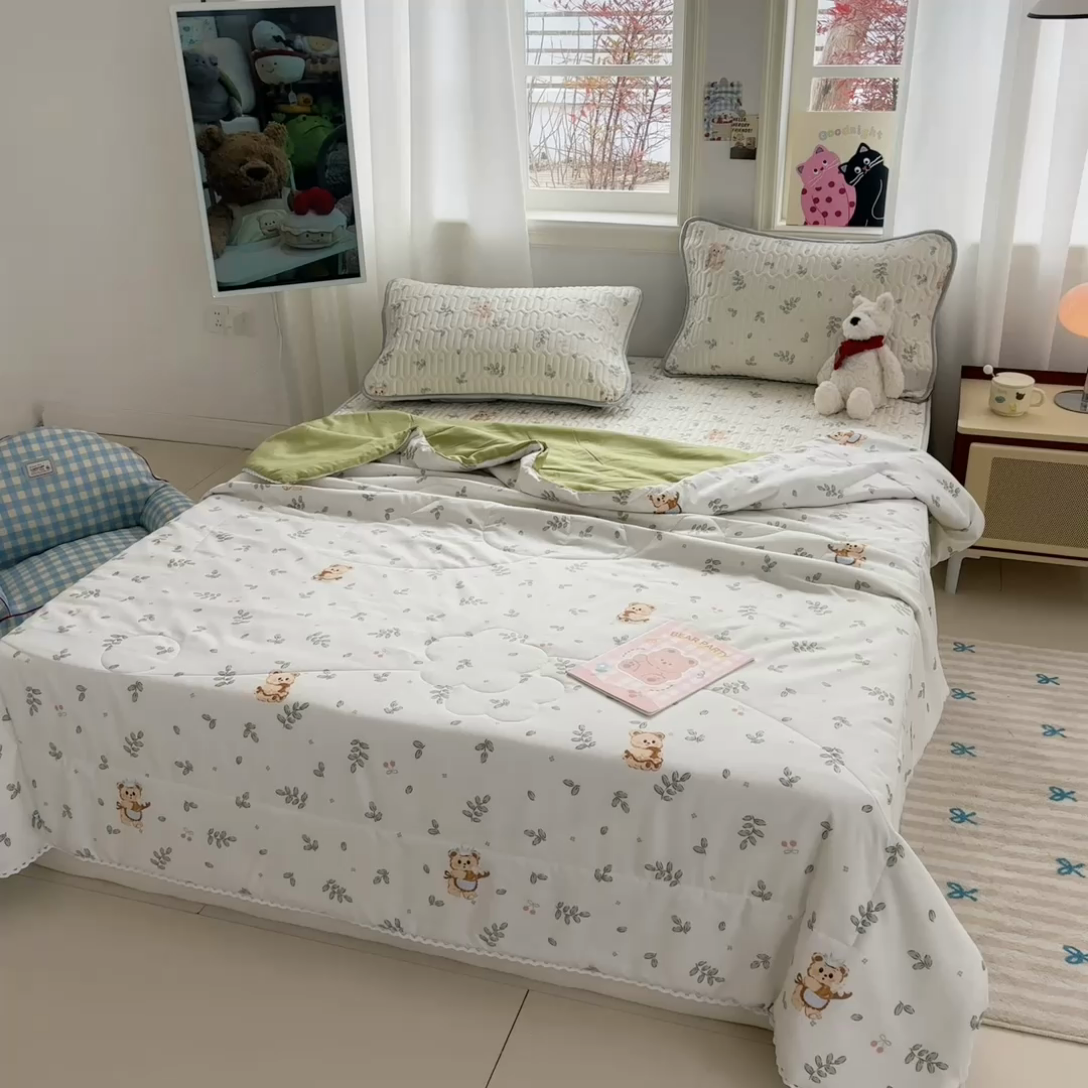 91家纺网 家纺一手货源 找家纺 慕尚家纺  2025春夏新款乳胶凉席水洗棉夏被夏凉被空调被三件套四件套 邻家小熊
