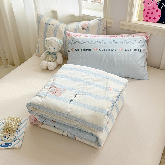 91家纺网 家纺一手货源 找家纺 慕尚家纺 2025新款水洗棉花边工艺羽丝棉卡通系列夏被 洛丽塔小熊