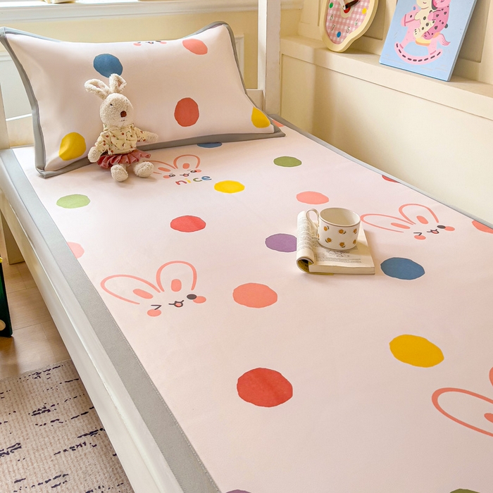 91家纺网 家纺一手货源 找家纺 富馨莱 2025新款学生平铺款冰藤印花凉席A类抗菌冰丝席支持定制尺寸 圆点兔兔