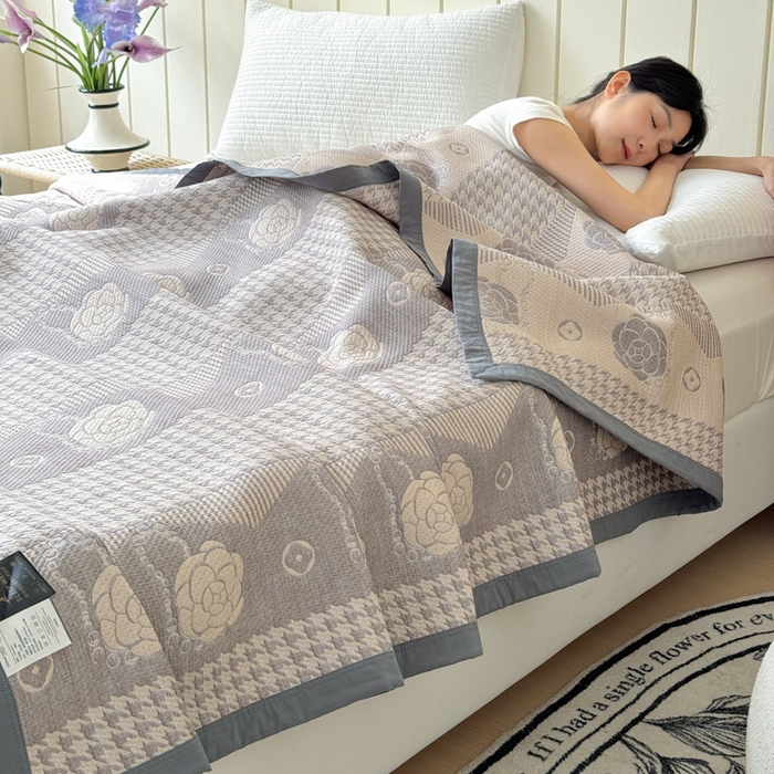 91家纺网 家纺一手货源 找家纺 2025新款A类纯棉针织三层纱提花多功能毯 灰色-花园