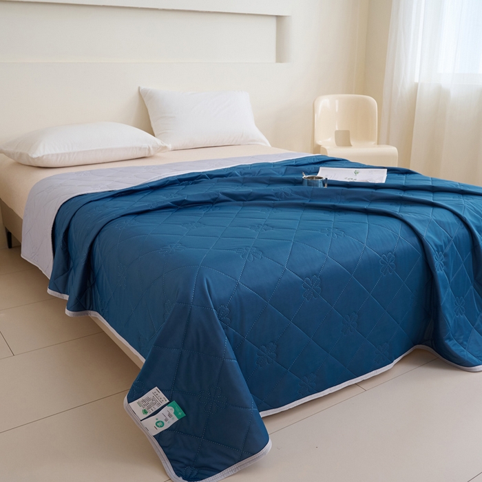 91家纺网 家纺一手货源 找家纺 畅销被业 2025新款A类凉感丝纯色压花夏被系列直播外贸跨境 湖蓝