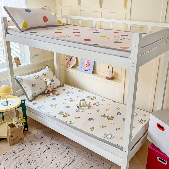 91家纺网 家纺一手货源 找家纺 富馨莱 2025新款学生平铺款冰藤印花凉席A类抗菌冰丝席支持定制尺寸 宇航员