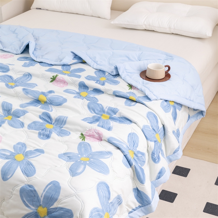 91家纺网 家纺一手货源 找家纺 席万佳 2025新款直播热款印花夏凉被空调被被子被芯水洗棉夏被 蓝色花朵