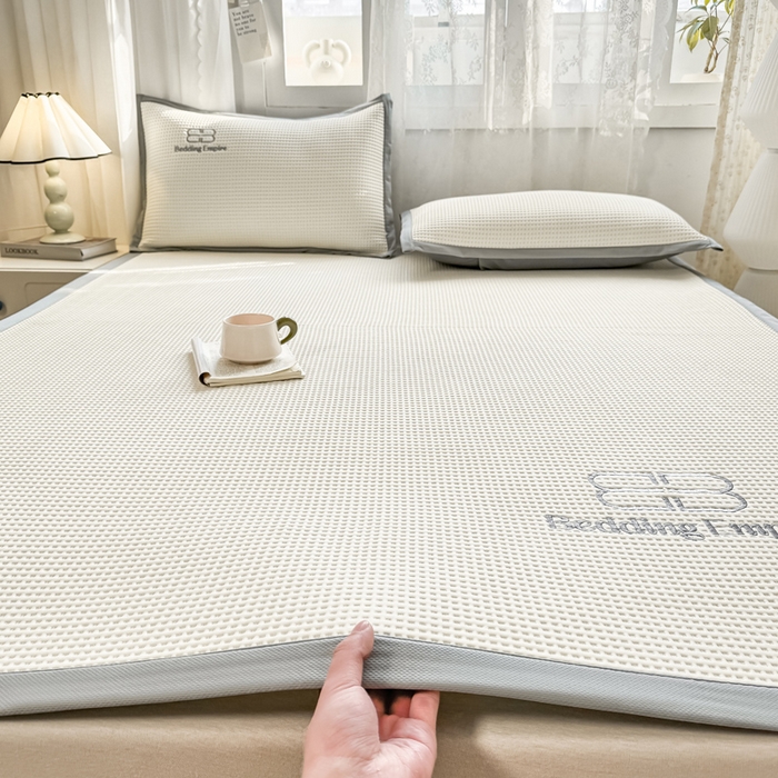 91家纺网 家纺一手货源 找家纺 2025年新款乙纶华夫格刺绣熊猫漫野冰豆豆系列 珍珠白-床席款