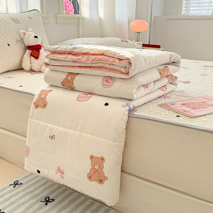 91家纺网 家纺一手货源 找家纺 慕尚家纺  2025春夏新款乳胶凉席水洗棉夏被夏凉被空调被三件套四件套 甜品小熊