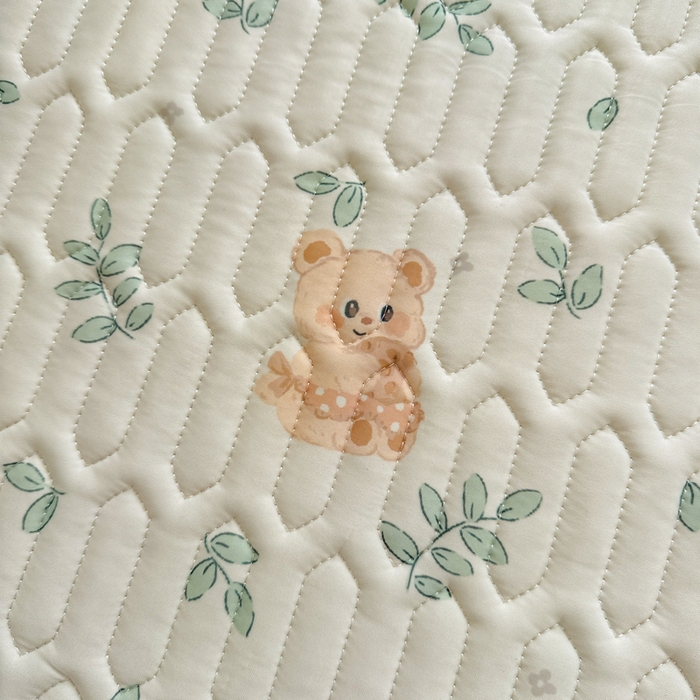 91家纺网 家纺一手货源 找家纺 慕尚家纺  2025春夏新款乳胶凉席水洗棉夏被夏凉被空调被三件套四件套 邻家小熊