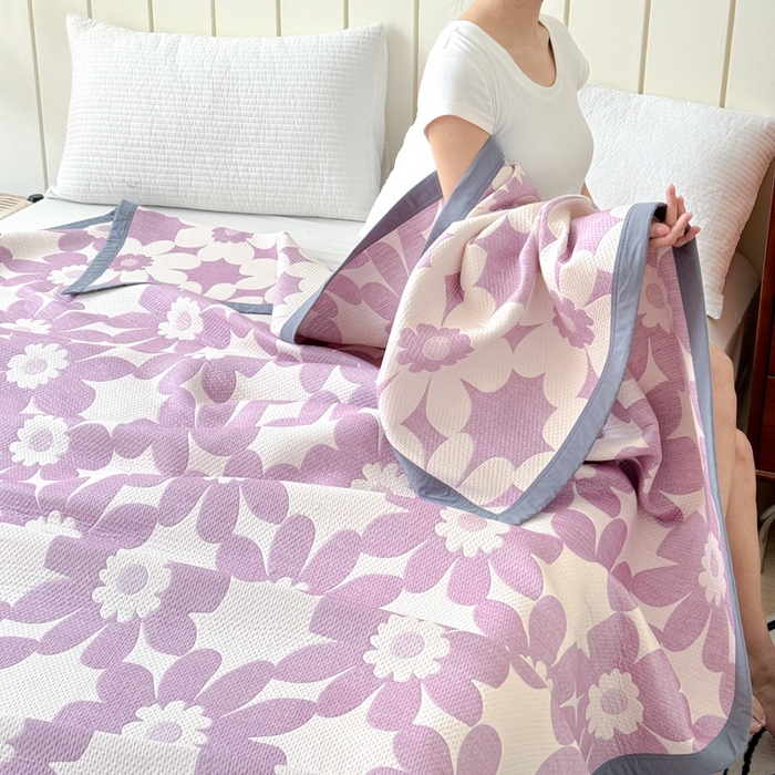 91家纺网 家纺一手货源 找家纺 2025新款A类纯棉针织三层纱提花多功能毯 紫色-愿景