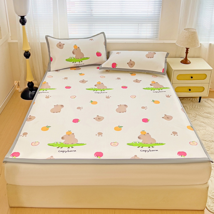 91家纺网 家纺一手货源 找家纺 富馨莱 2025新款平铺款冰藤印花凉席A类抗菌冰丝席支持定制尺寸 卡皮熊