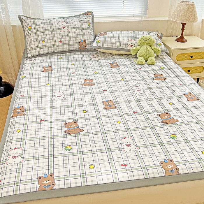 91家纺网 家纺一手货源 找家纺 富馨莱 2025新款平铺款冰藤印花凉席A类抗菌冰丝席支持定制尺寸 格子熊