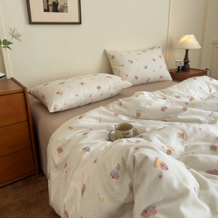 91家纺网 家纺一手货源 找家纺 曲之慕2025新款A类母婴级有氧全棉纯棉双层纱印花四件套 甜点小熊-米