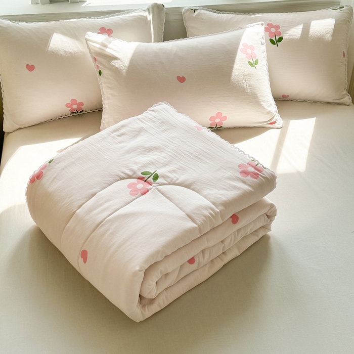 91家纺网 家纺一手货源 找家纺 慕尚家纺 2025新款水洗棉花边工艺羽丝棉卡通系列夏被 花儿朵朵