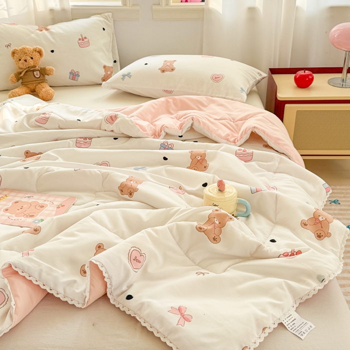 91家纺网 家纺一手货源 找家纺 慕尚家纺 2025新款水洗棉花边工艺羽丝棉卡通系列夏被 甜品小熊