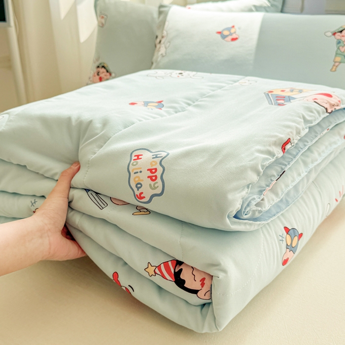 91家纺网 家纺一手货源 找家纺 慕尚家纺 2025新款水洗棉花边工艺羽丝棉卡通系列夏被 蜡笔小新