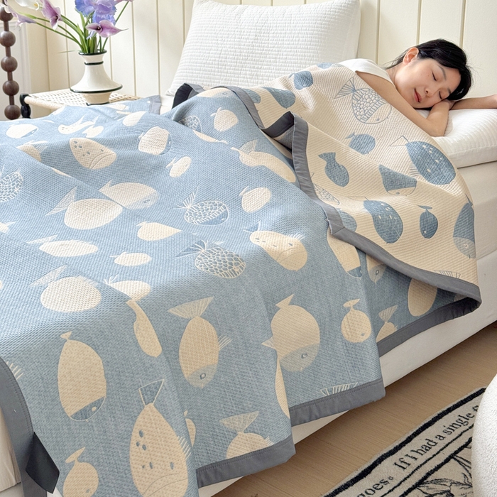 91家纺网 家纺一手货源 找家纺 2025新款A类纯棉针织三层纱提花多功能毯 蓝色-小鱼