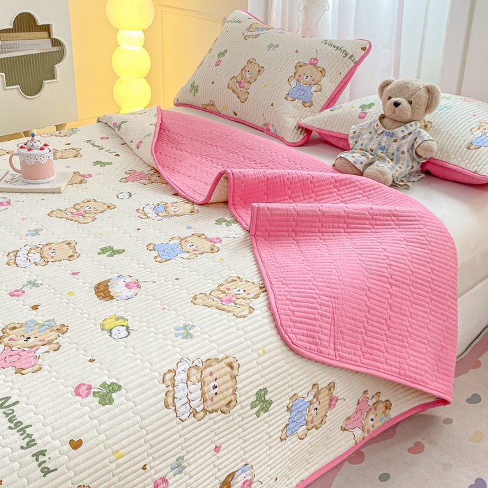 91家纺网 家纺一手货源 找家纺 顺顺家纺 2025新款全棉卡通夹棉床盖 小熊莫尼