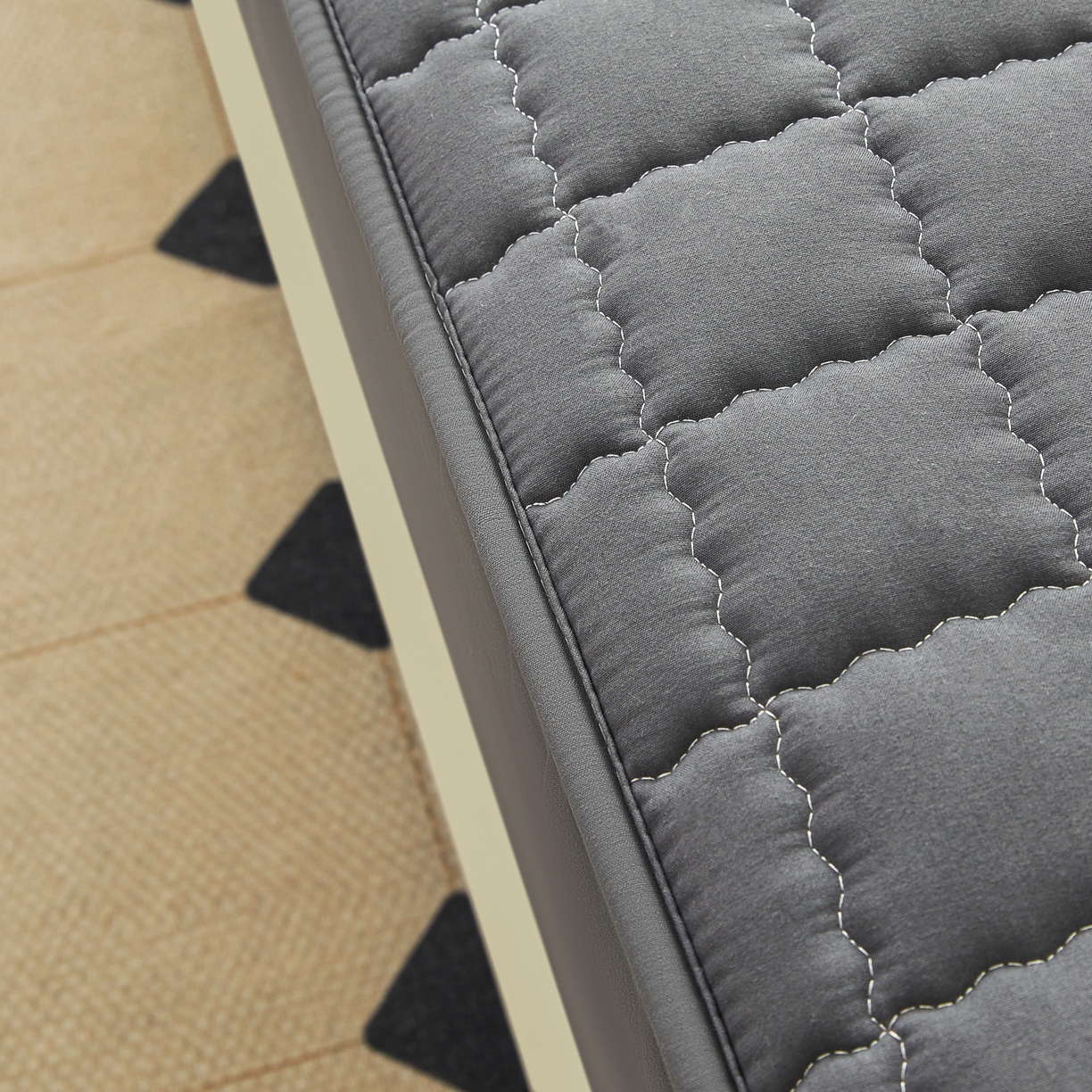 91家纺网 家纺一手货源 找家纺 欧邦 2025新款可拆卸六面全包夹棉床笠 深灰（单面夹棉）