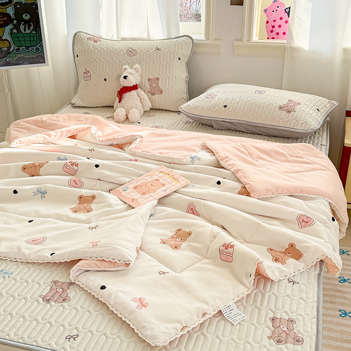 91家纺网 家纺一手货源 找家纺 慕尚家纺  2025春夏新款乳胶凉席水洗棉夏被夏凉被空调被三件套四件套 甜品小熊