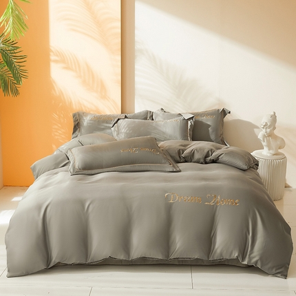 91家纺网 家纺一手货源 找家纺 七仙女家纺 2025新款水洗真丝-梦幻家园系列四件套 高级灰