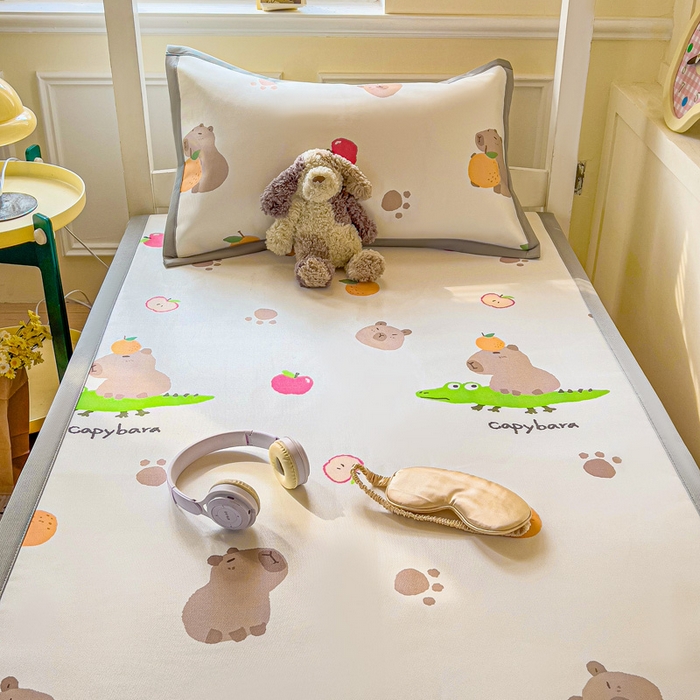 91家纺网 家纺一手货源 找家纺 富馨莱 2025新款学生平铺款冰藤印花凉席A类抗菌冰丝席支持定制尺寸 卡皮熊