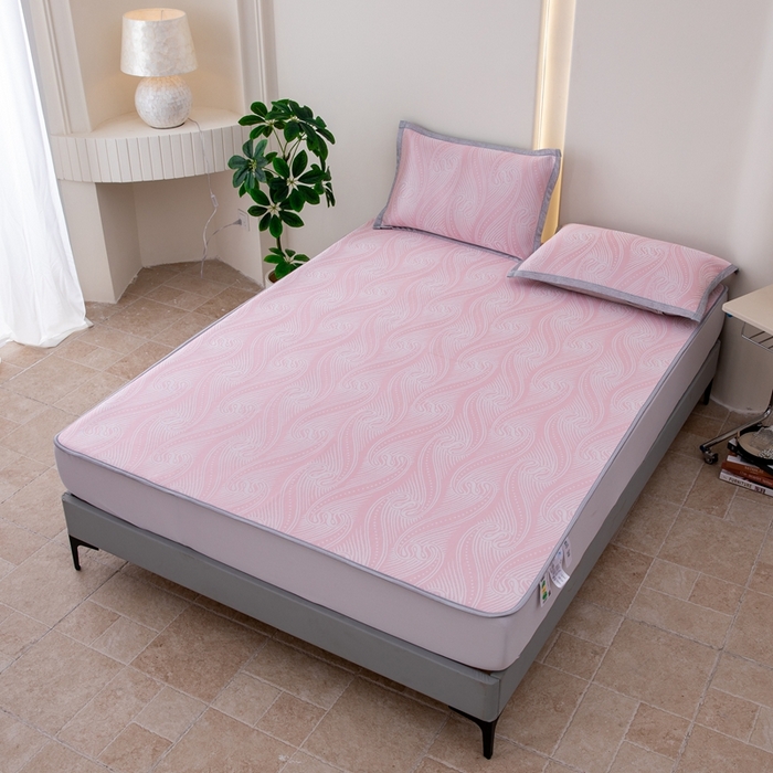 91家纺网 家纺一手货源 找家纺 凌云家纺  2025新款提花凉感冰丝席床笠款三明治凉席三件套 梦旋-粉