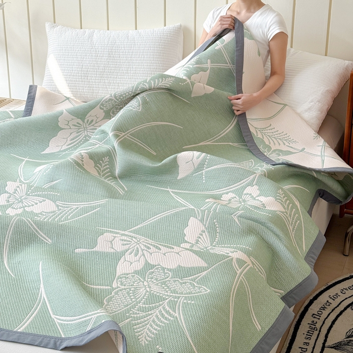 91家纺网 家纺一手货源 找家纺 2025新款A类纯棉针织三层纱提花多功能毯 绿色-蝶语