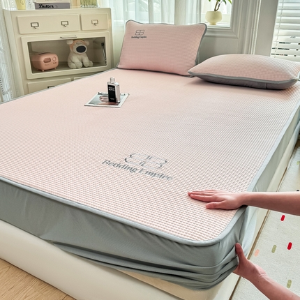 2025年新款乙纶华夫格刺绣熊猫漫野冰豆豆系列 樱花粉-床笠款