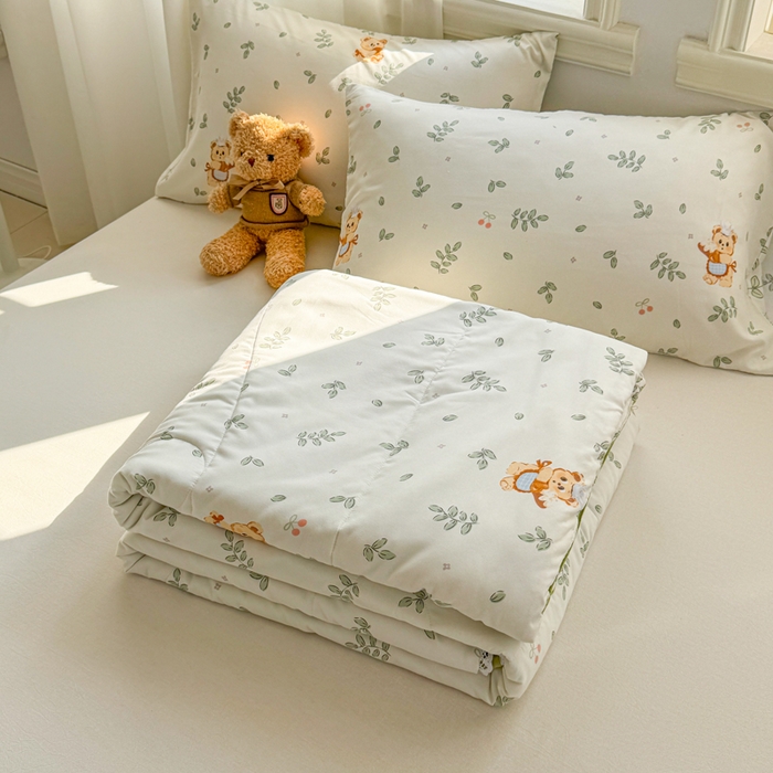 91家纺网 家纺一手货源 找家纺 慕尚家纺 2025新款水洗棉花边工艺羽丝棉卡通系列夏被 邻家小熊