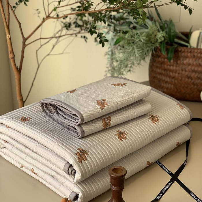 91家纺网 家纺一手货源 找家纺 汇庭 2025新款蔓莎床盖三件套系列-实拍 波特小熊