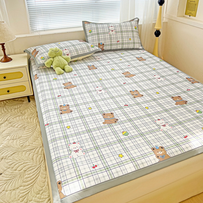 91家纺网 家纺一手货源 找家纺 富馨莱 2025新款平铺款冰藤印花凉席A类抗菌冰丝席支持定制尺寸 格子熊