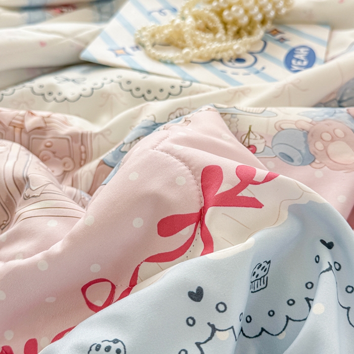 91家纺网 家纺一手货源 找家纺 慕尚家纺 2025新款水洗棉花边工艺羽丝棉卡通系列夏被 洛丽塔小熊