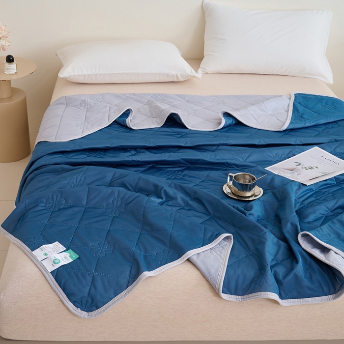 91家纺网 家纺一手货源 找家纺 畅销被业 2025新款A类凉感丝纯色压花夏被系列直播外贸跨境 湖蓝