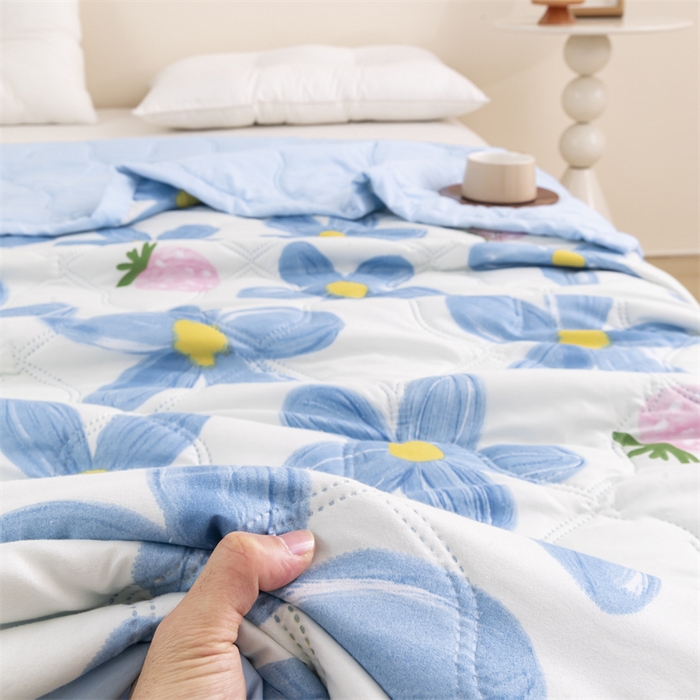 91家纺网 家纺一手货源 找家纺 席万佳 2025新款直播热款印花夏凉被空调被被子被芯水洗棉夏被 蓝色花朵