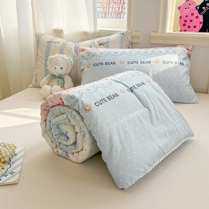 91家纺网 家纺一手货源 找家纺 慕尚家纺 2025新款水洗棉花边工艺羽丝棉卡通系列夏被 洛丽塔小熊