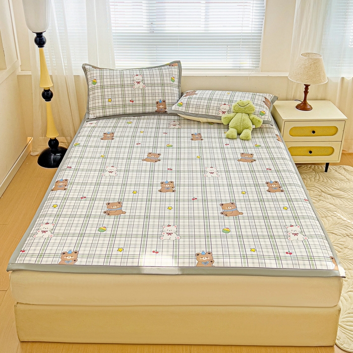 91家纺网 家纺一手货源 找家纺 富馨莱 2025新款平铺款冰藤印花凉席A类抗菌冰丝席支持定制尺寸 格子熊