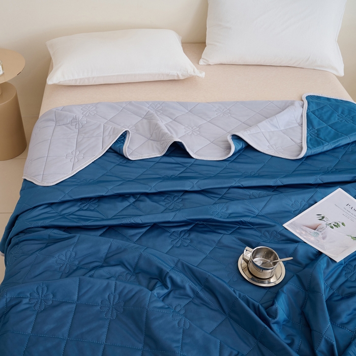 91家纺网 家纺一手货源 找家纺 畅销被业 2025新款A类凉感丝纯色压花夏被系列直播外贸跨境 湖蓝