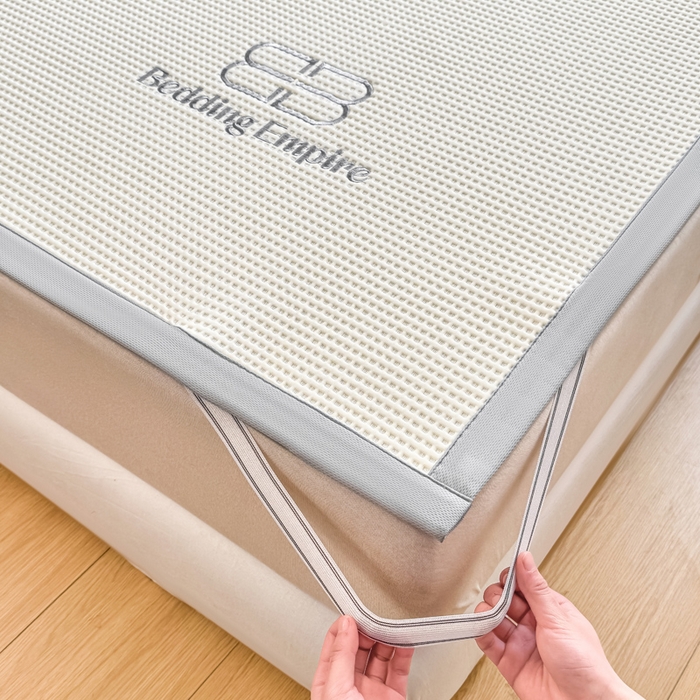 91家纺网 家纺一手货源 找家纺 2025年新款乙纶华夫格刺绣熊猫漫野冰豆豆系列 珍珠白-床席款