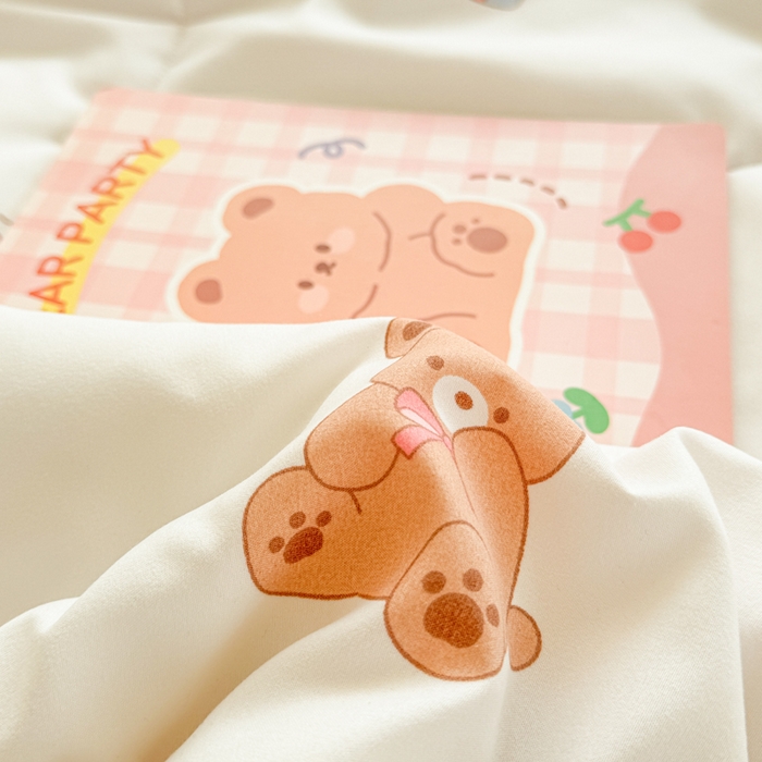 91家纺网 家纺一手货源 找家纺 慕尚家纺 2025新款水洗棉花边工艺羽丝棉卡通系列夏被 甜品小熊