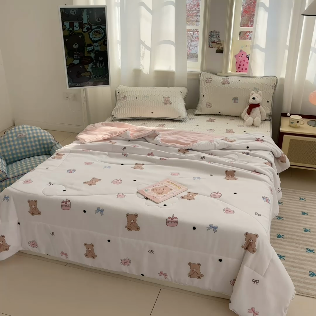 91家纺网 家纺一手货源 找家纺 慕尚家纺  2025春夏新款乳胶凉席水洗棉夏被夏凉被空调被三件套四件套 甜品小熊