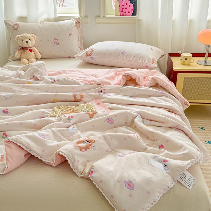 91家纺网 家纺一手货源 找家纺 慕尚家纺 2025新款水洗棉花边工艺羽丝棉卡通系列夏被 哈哈俱乐部