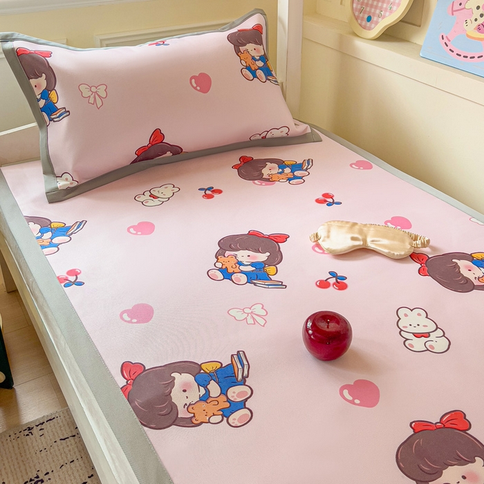 91家纺网 家纺一手货源 找家纺 富馨莱 2025新款学生平铺款冰藤印花凉席A类抗菌冰丝席支持定制尺寸 元气女孩