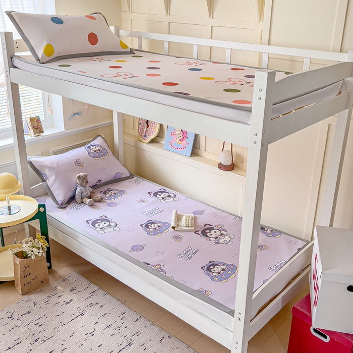 91家纺网 家纺一手货源 找家纺 富馨莱 2025新款学生平铺款冰藤印花凉席A类抗菌冰丝席支持定制尺寸 淘气喵